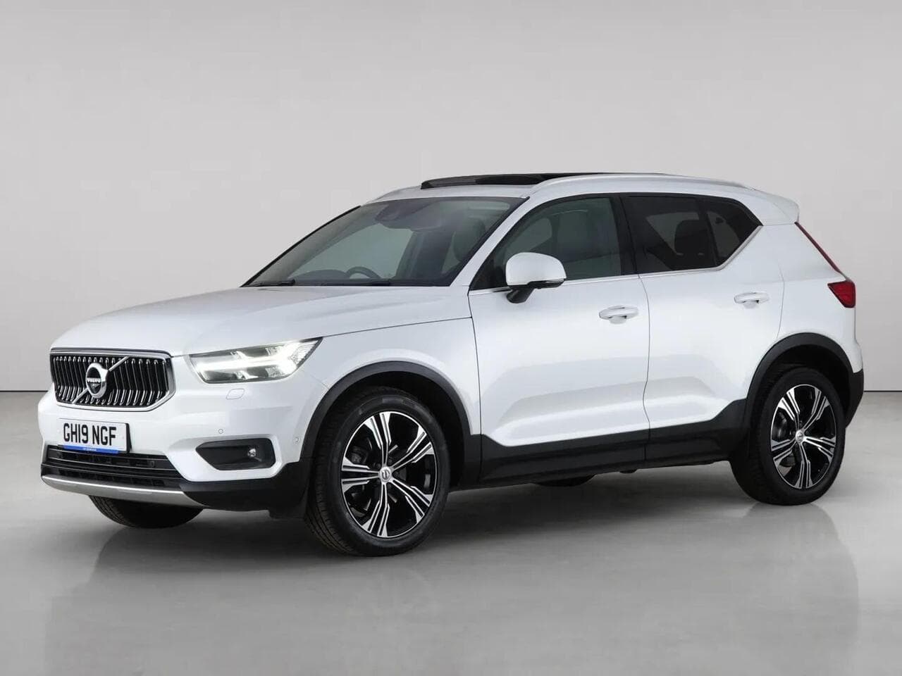 Volvo XC40 thumbnail Front Left