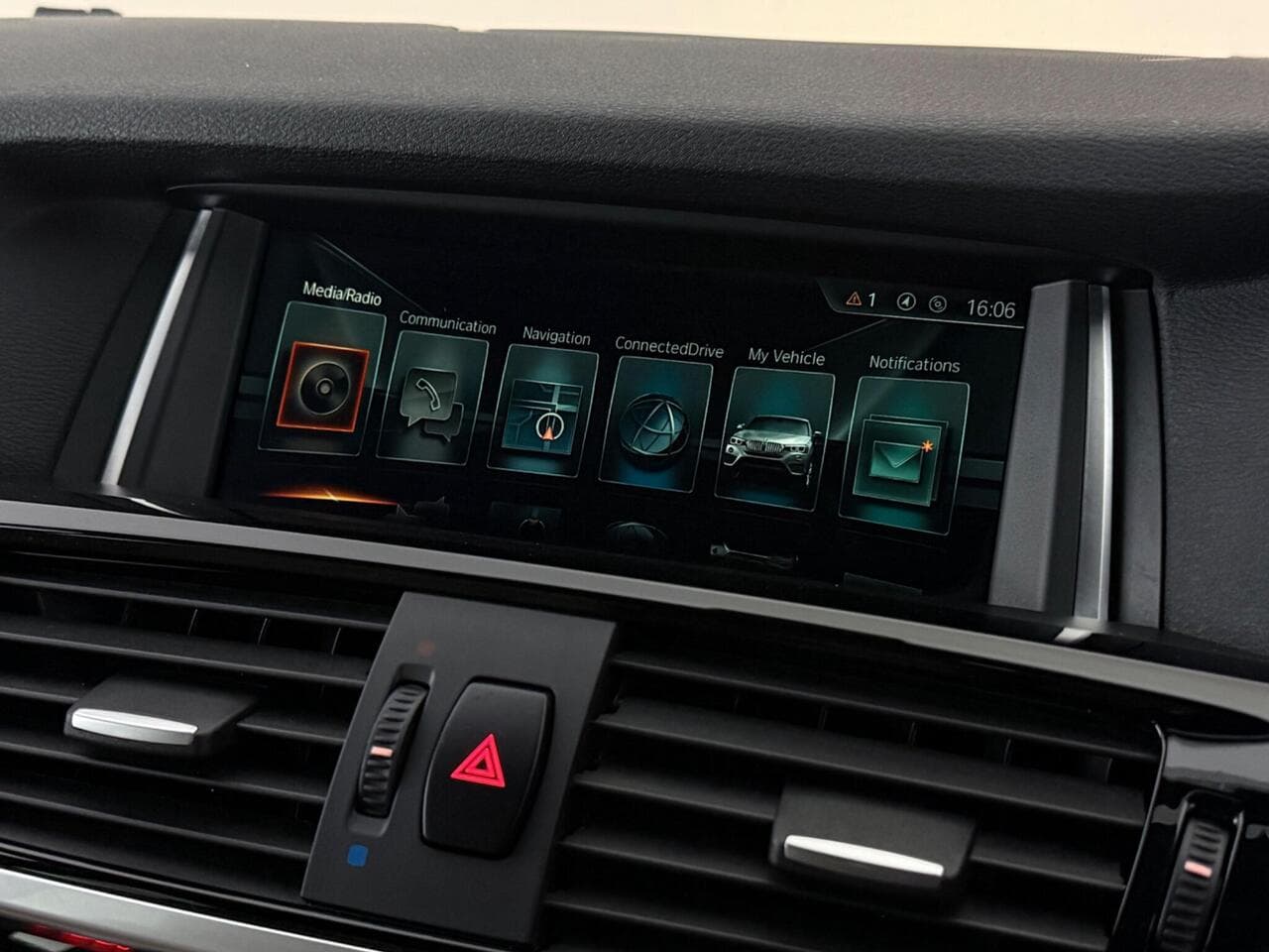 BMW X4 thumbnail Infotainment System