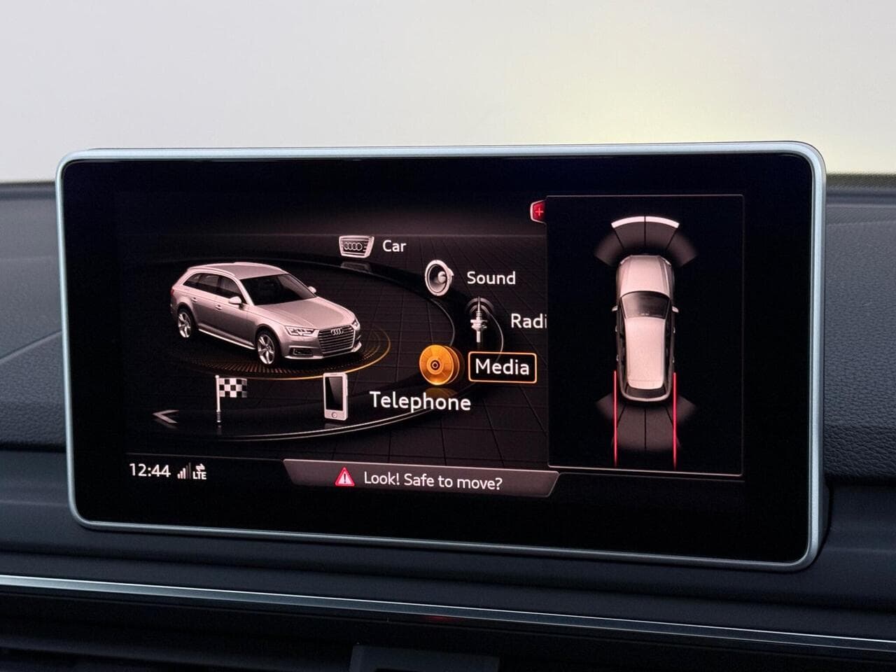 Audi A4 Avant thumbnail Infotainment System