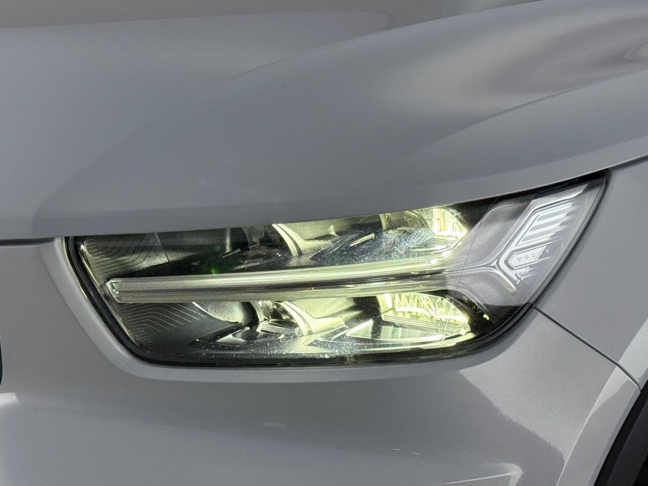 Volvo XC40 thumbnail Lights Front