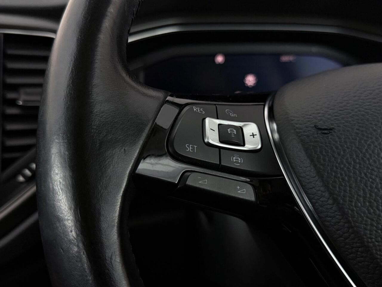 Volkswagen T-Roc thumbnail Misc Controls