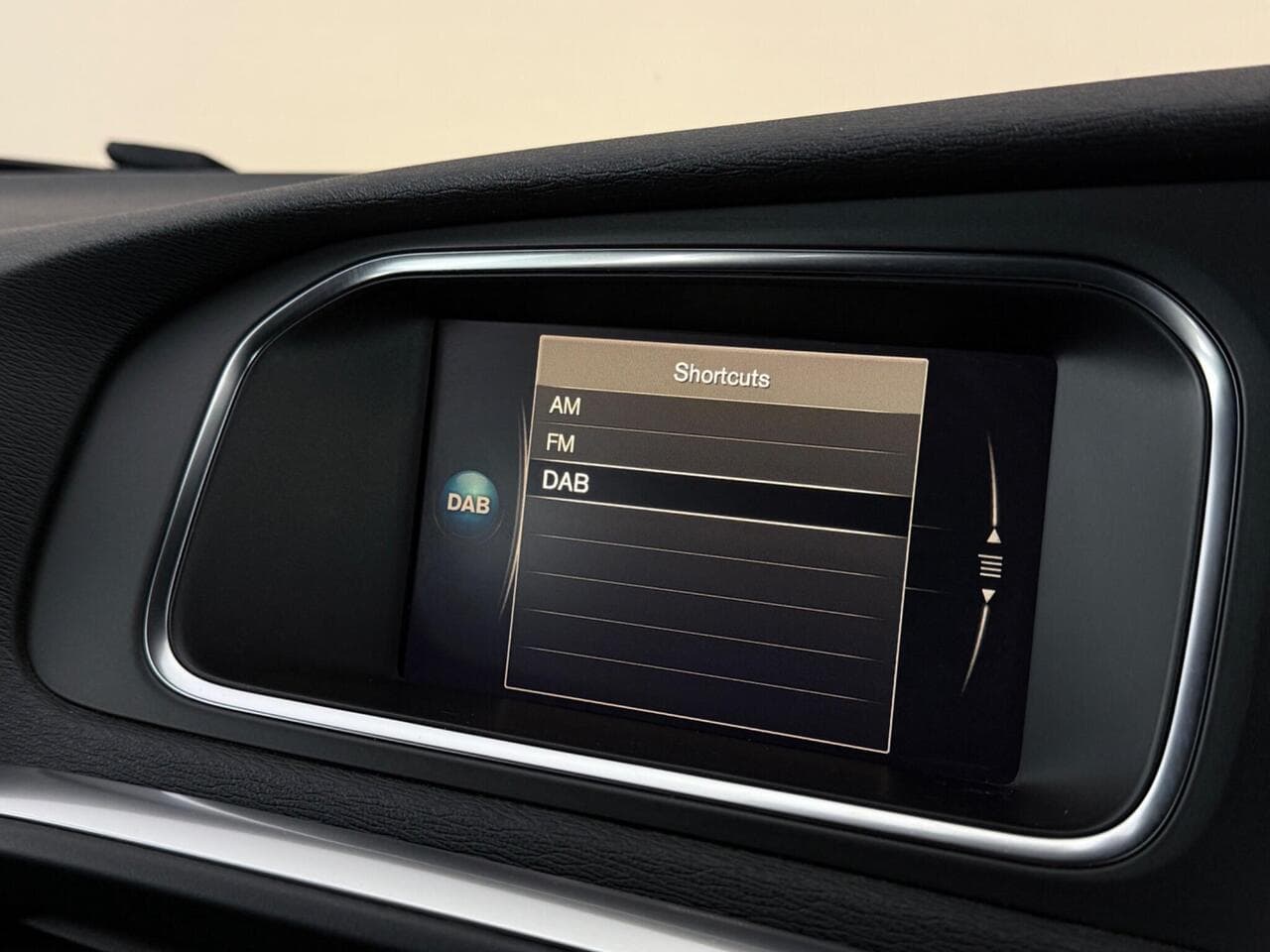 Volvo V40 thumbnail Infotainment System