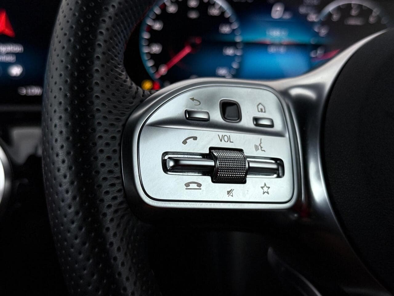 Mercedes-Benz CLA thumbnail Misc Controls