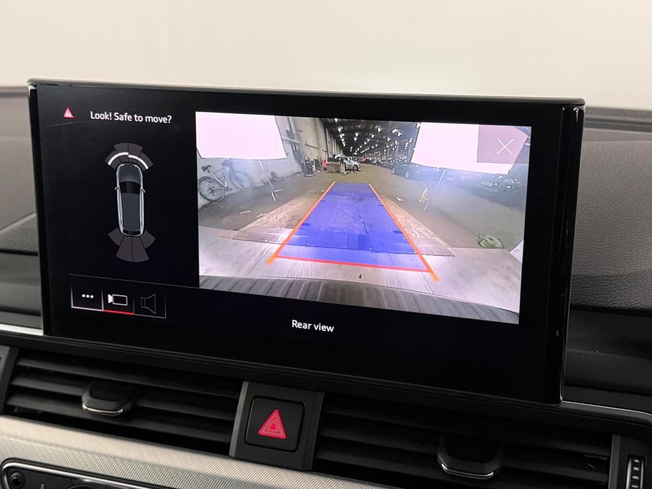 Audi A4 Avant thumbnail Infotainment System