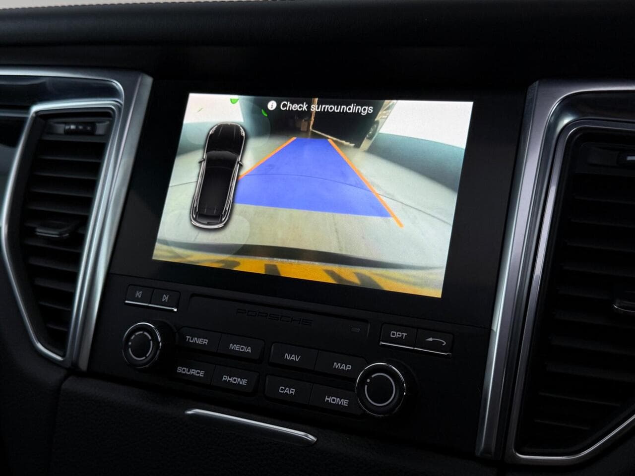 Porsche Macan thumbnail Infotainment System