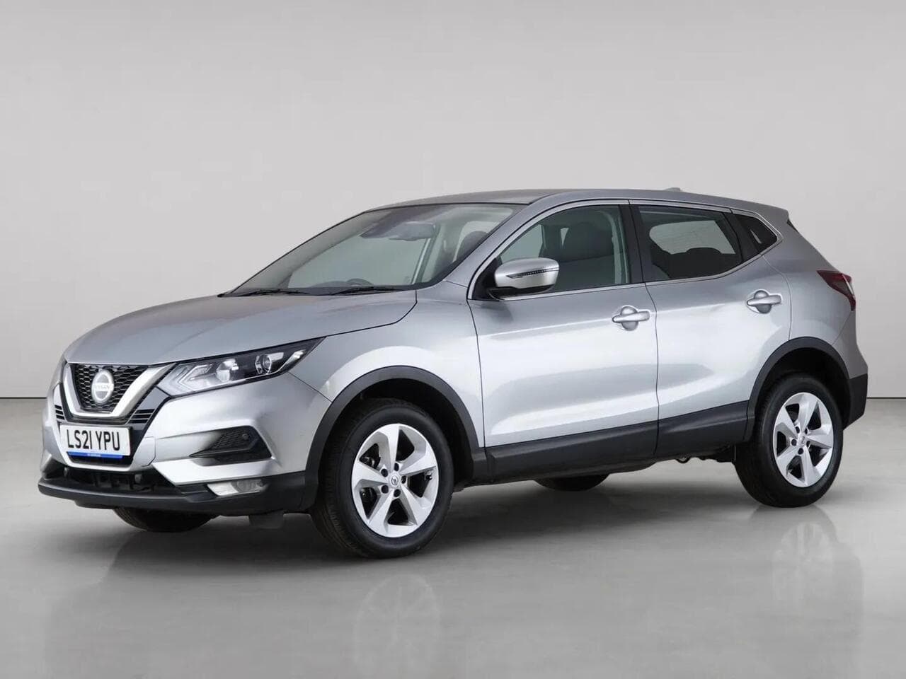 Nissan Qashqai thumbnail Front Left