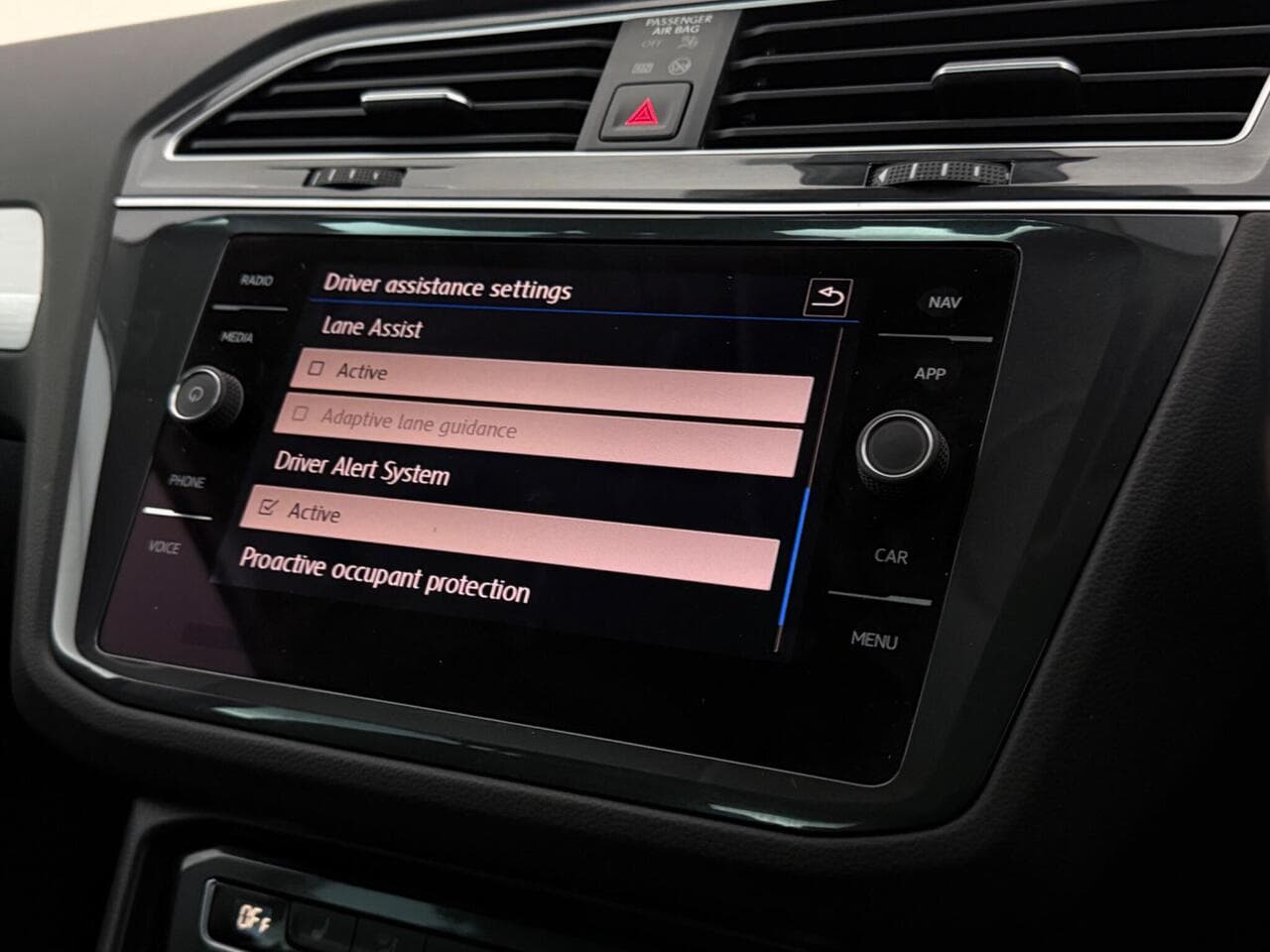 Volkswagen Tiguan thumbnail Infotainment System