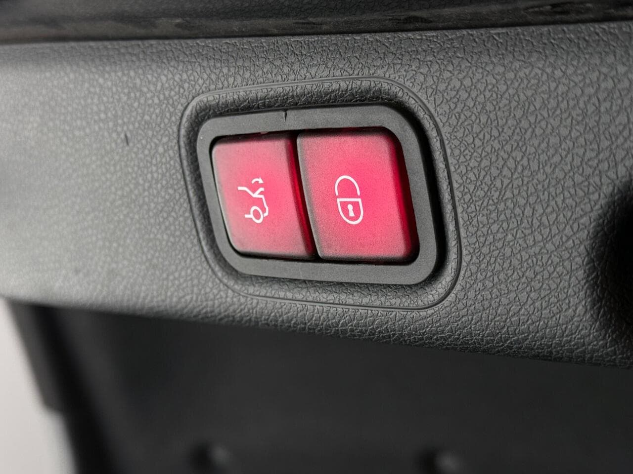 Mercedes-Benz E Class thumbnail Misc Controls
