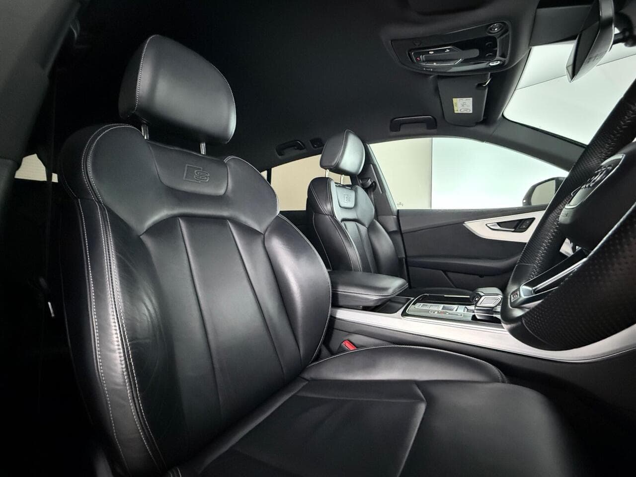 Audi Q8 thumbnail Seat Driver