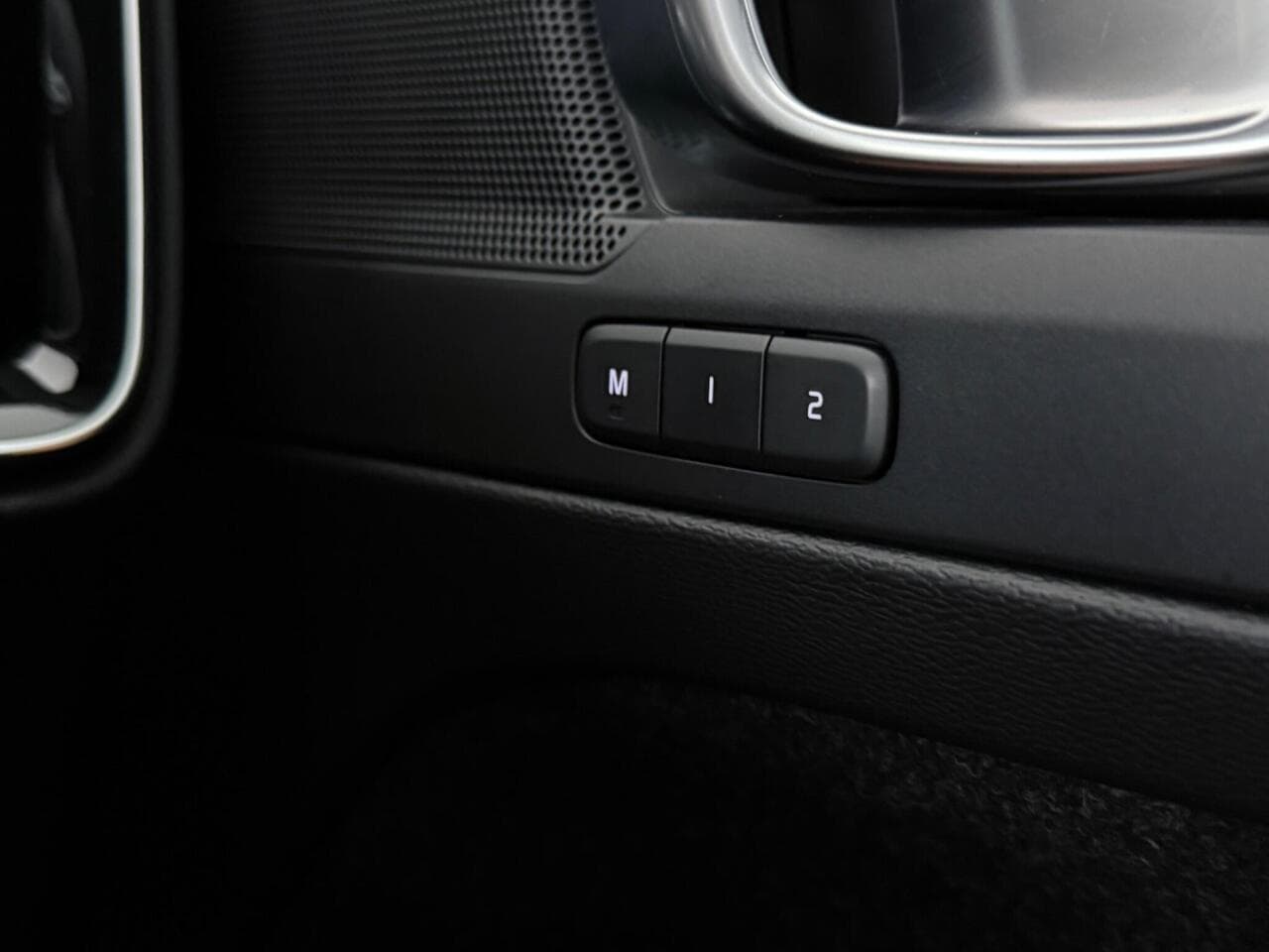 Volvo XC40 thumbnail Misc Controls