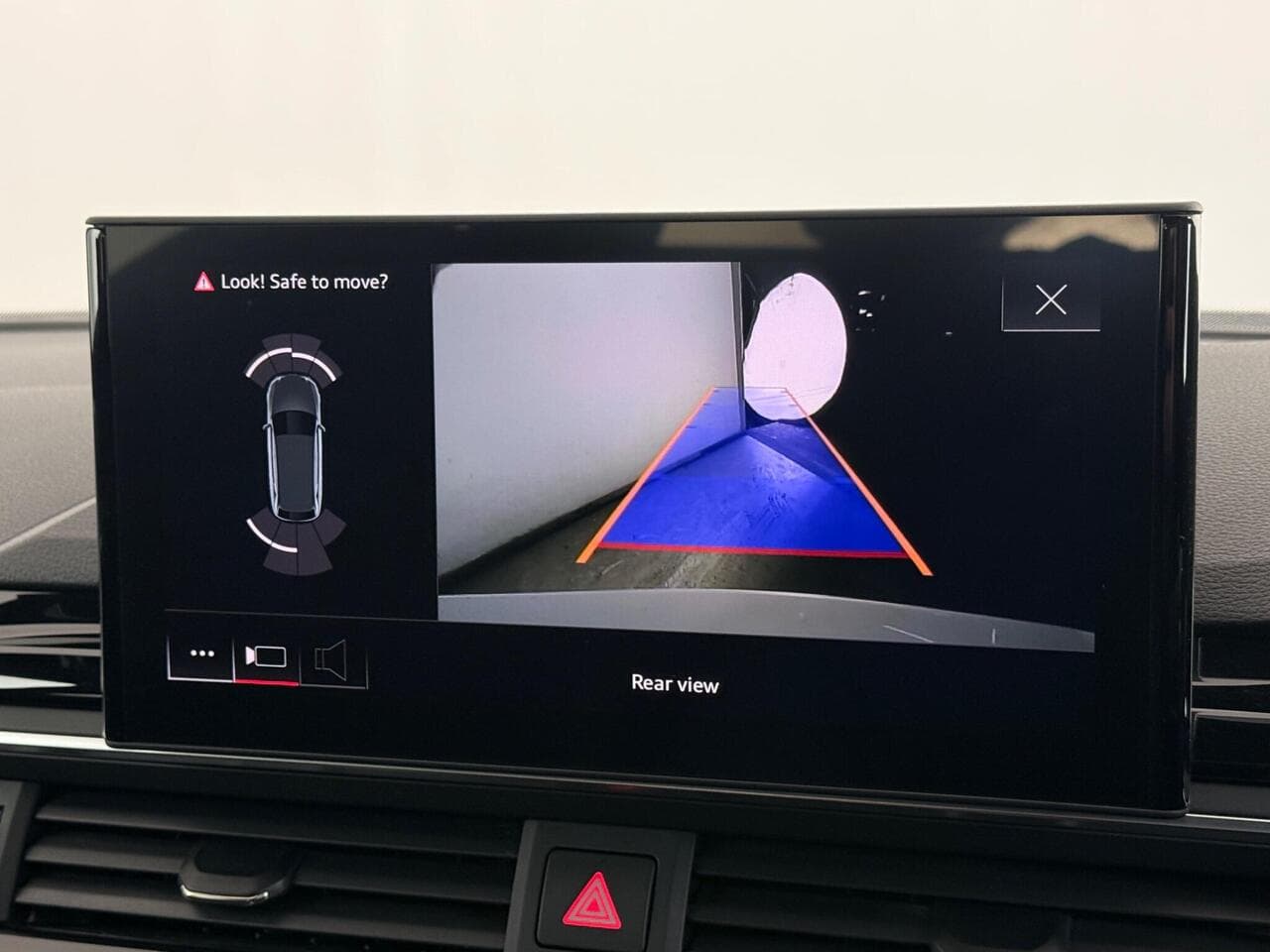 Audi A4 Avant thumbnail Infotainment System
