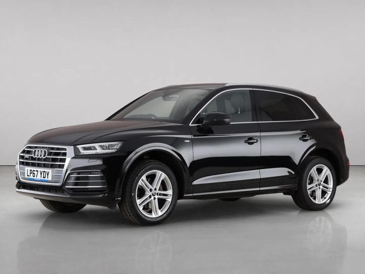 Audi Q5 thumbnail Front Left