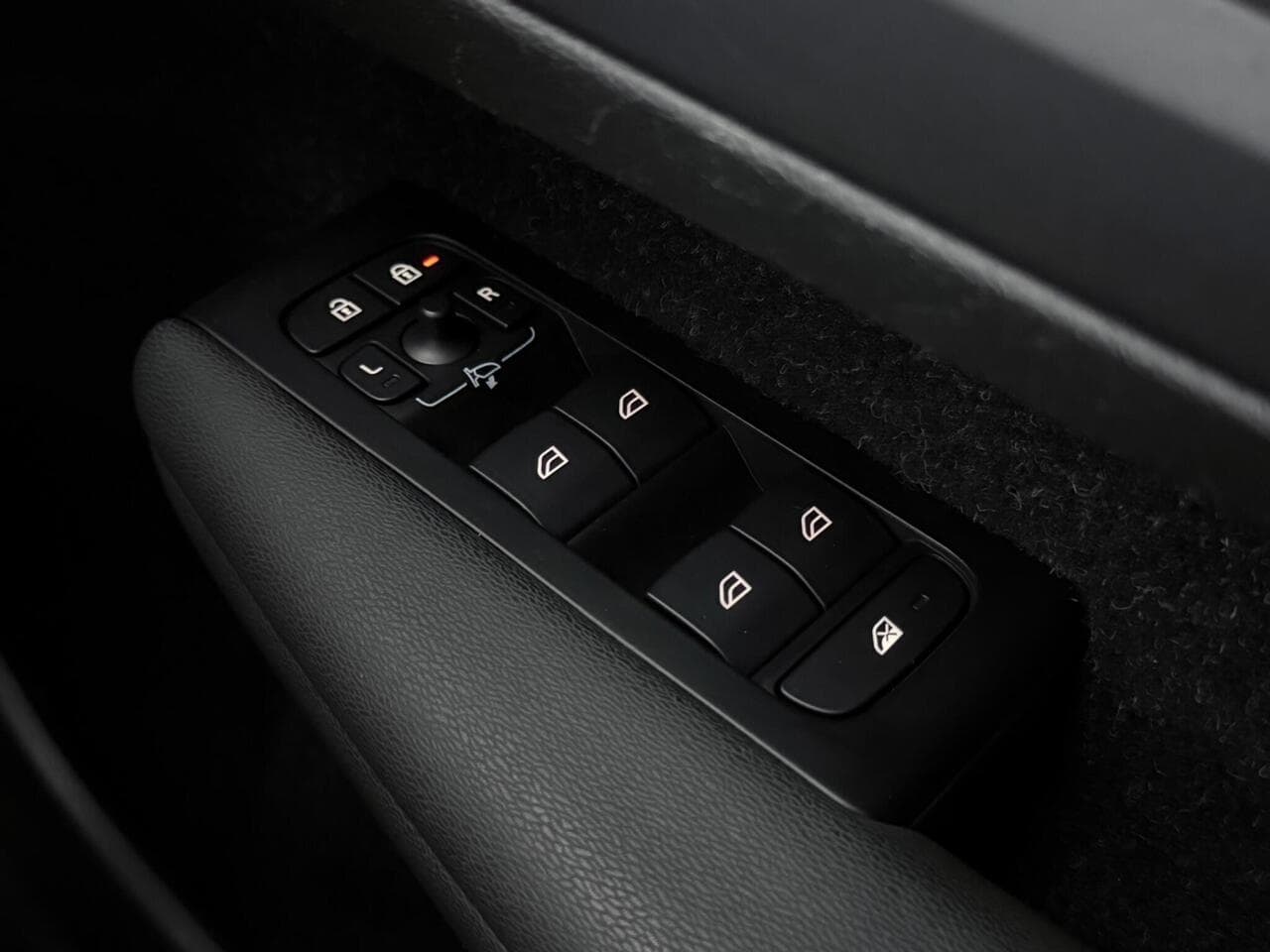 Volvo XC40 thumbnail Misc Controls
