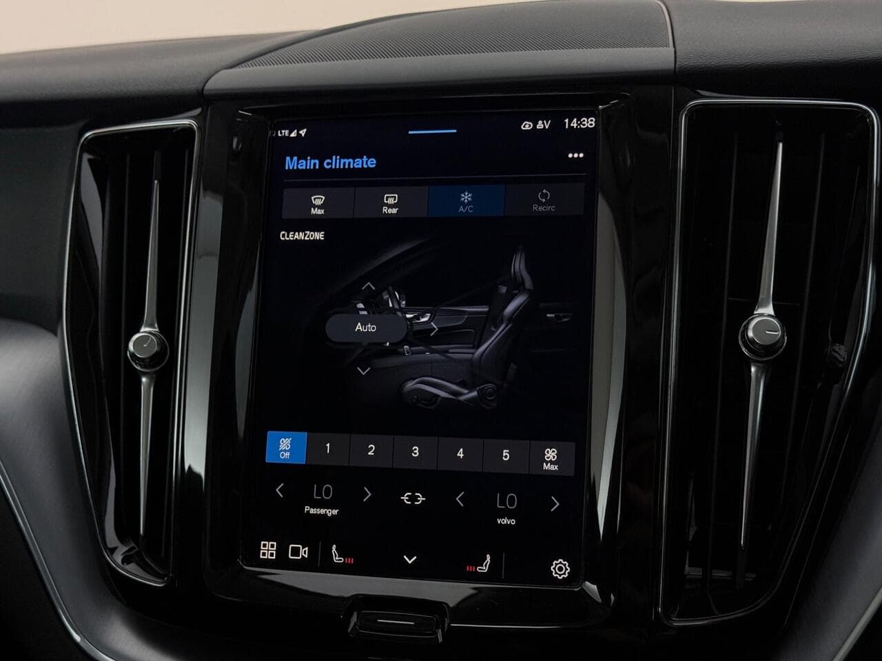 Volvo XC60 thumbnail Infotainment System