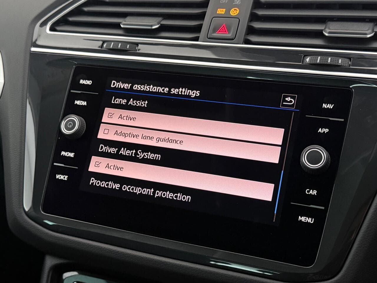 Volkswagen Tiguan thumbnail Infotainment System