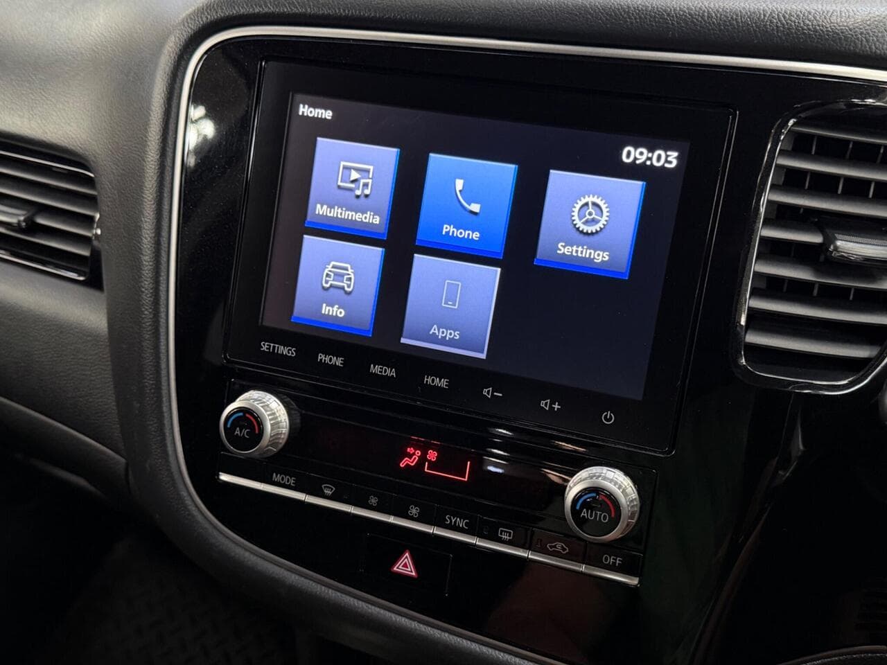 Mitsubishi Outlander thumbnail Infotainment System