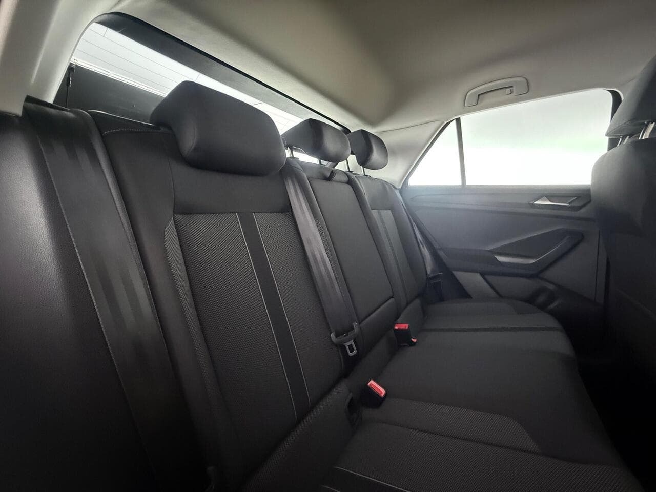 Volkswagen T-Roc thumbnail Seats Rear
