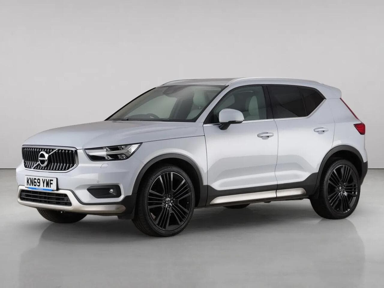 Volvo XC40 thumbnail Front Left