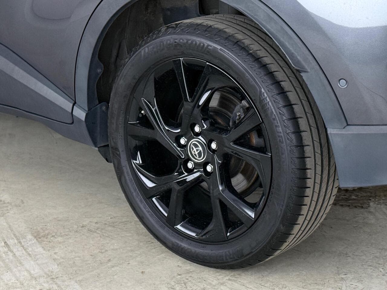 Toyota C-HR thumbnail Wheel
