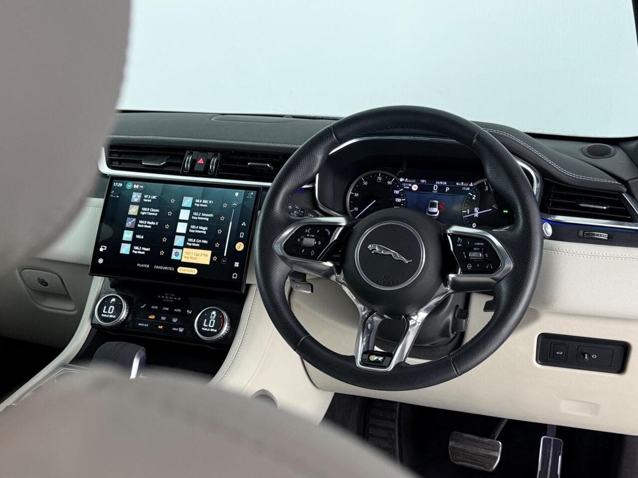 Jaguar F-PACE thumbnail Steering Wheel