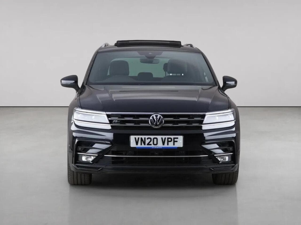Volkswagen Tiguan thumbnail Front