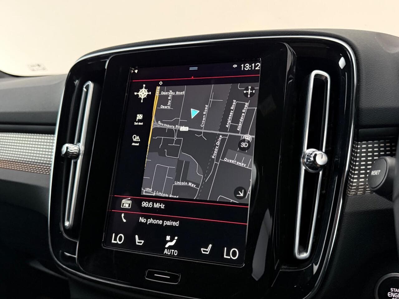 Volvo XC40 thumbnail Infotainment System