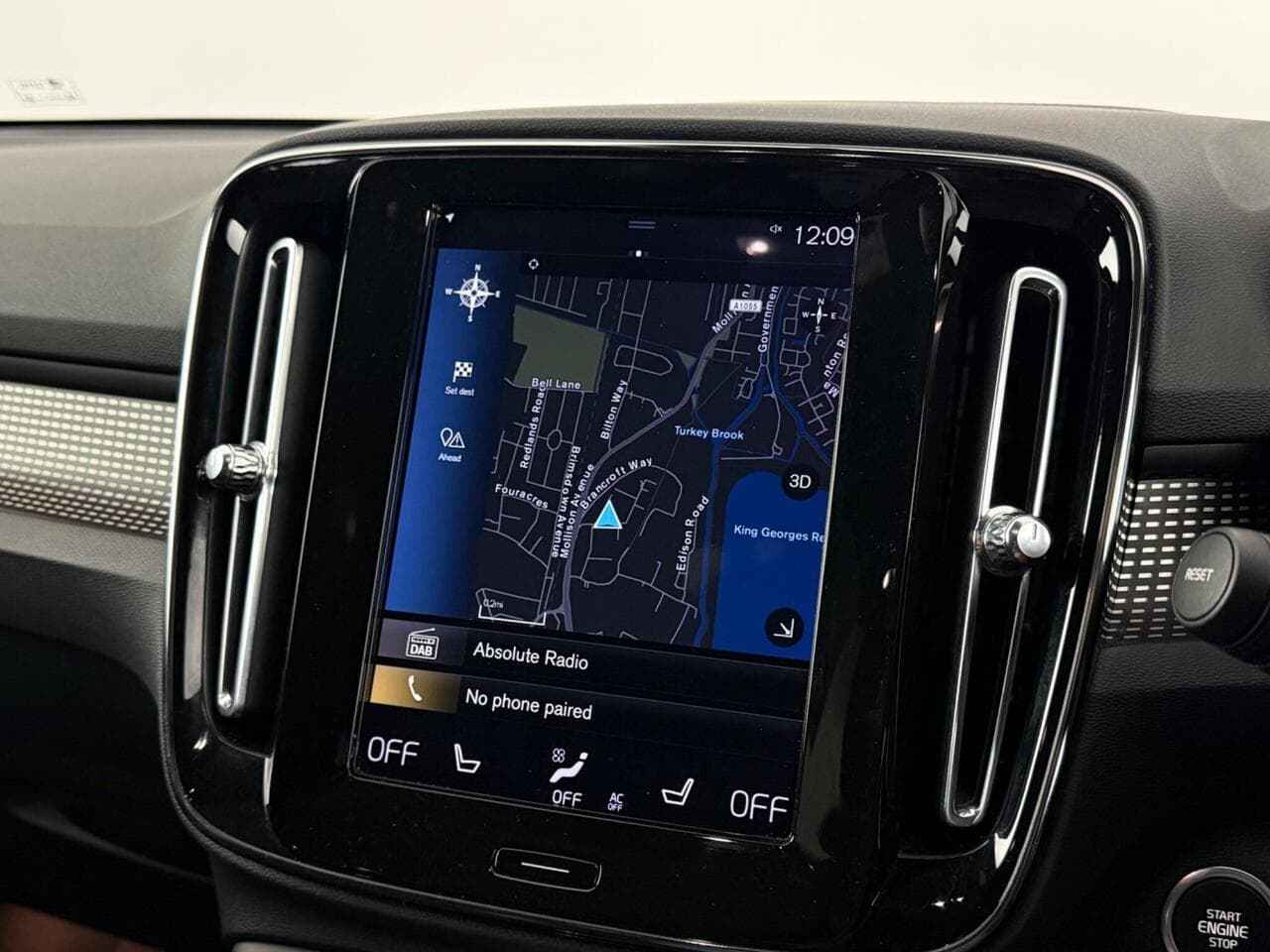 Volvo XC40 thumbnail Infotainment System