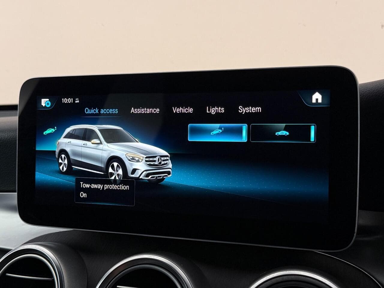 Mercedes-Benz GLC thumbnail Infotainment System