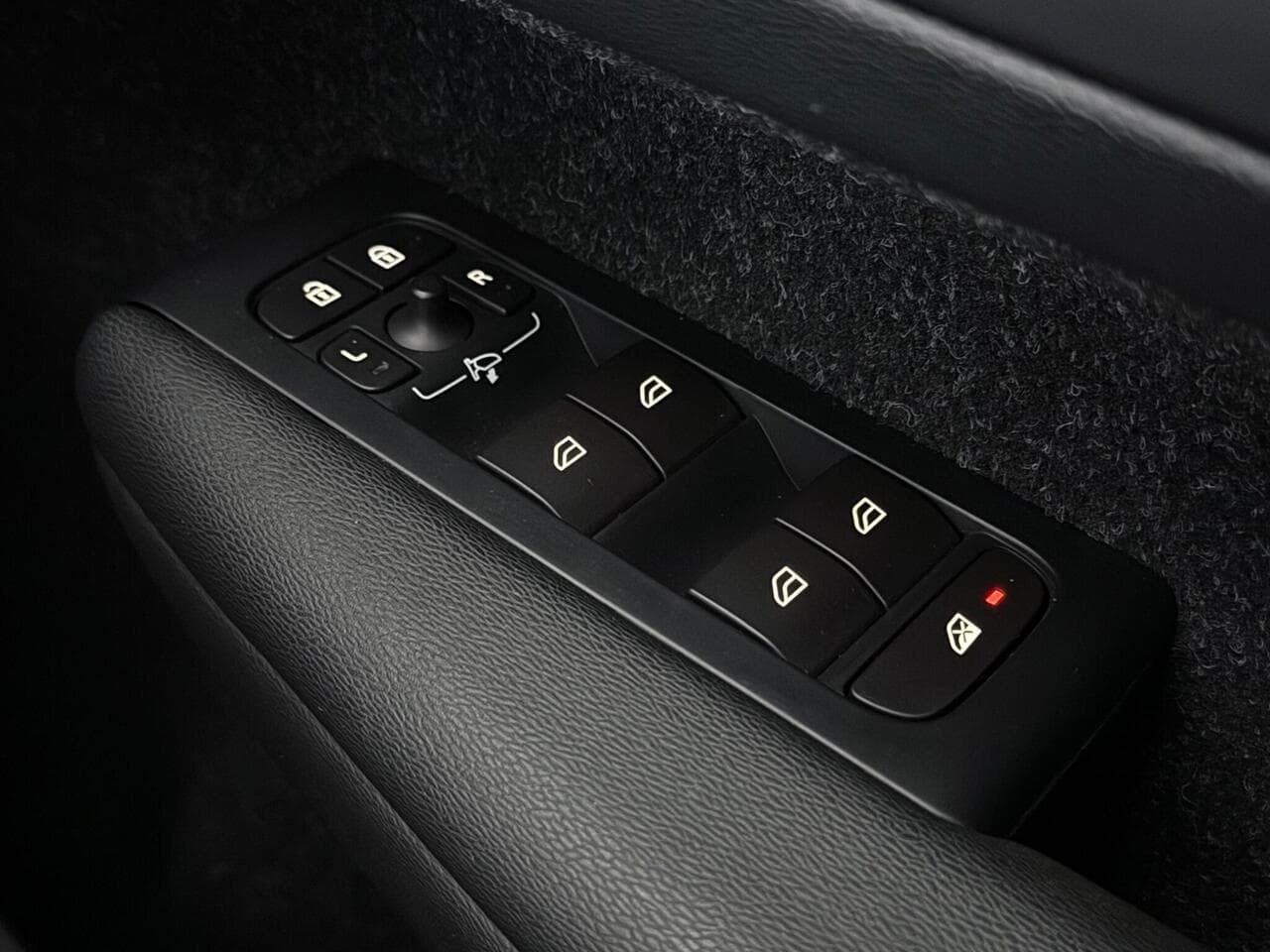 Volvo XC40 thumbnail Misc Controls