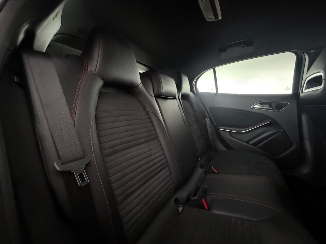 Mercedes-Benz GLA thumbnail Seats Rear