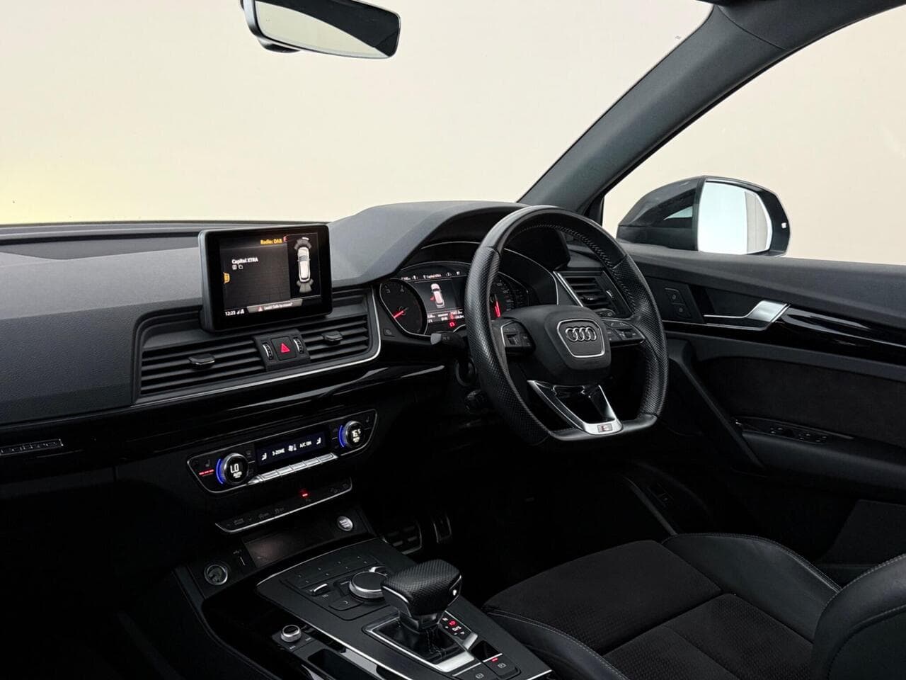 Audi Q5 thumbnail Interior Front