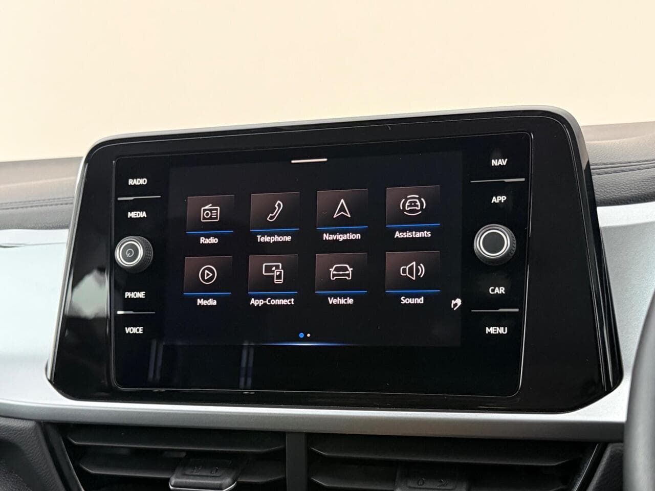 Volkswagen T-Roc thumbnail Infotainment System