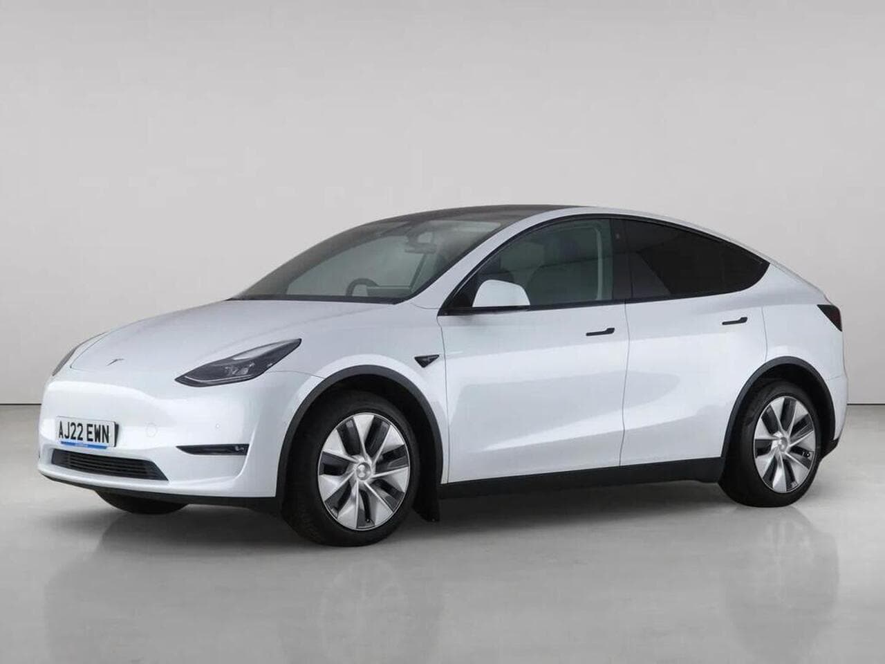 Tesla Model Y thumbnail Front Left