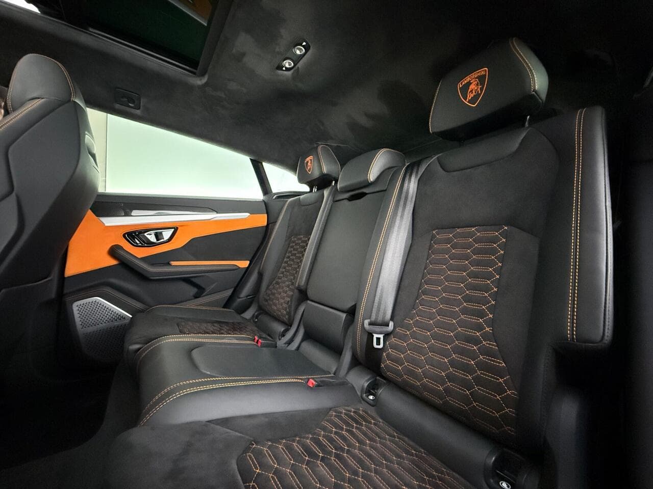 Lamborghini Urus thumbnail Seats Rear