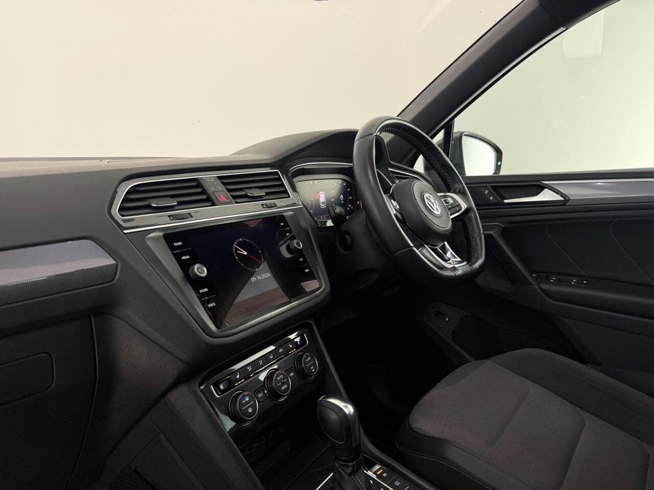 Volkswagen Tiguan thumbnail Interior Front