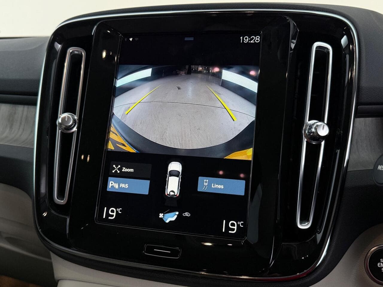 Volvo XC40 thumbnail Infotainment System