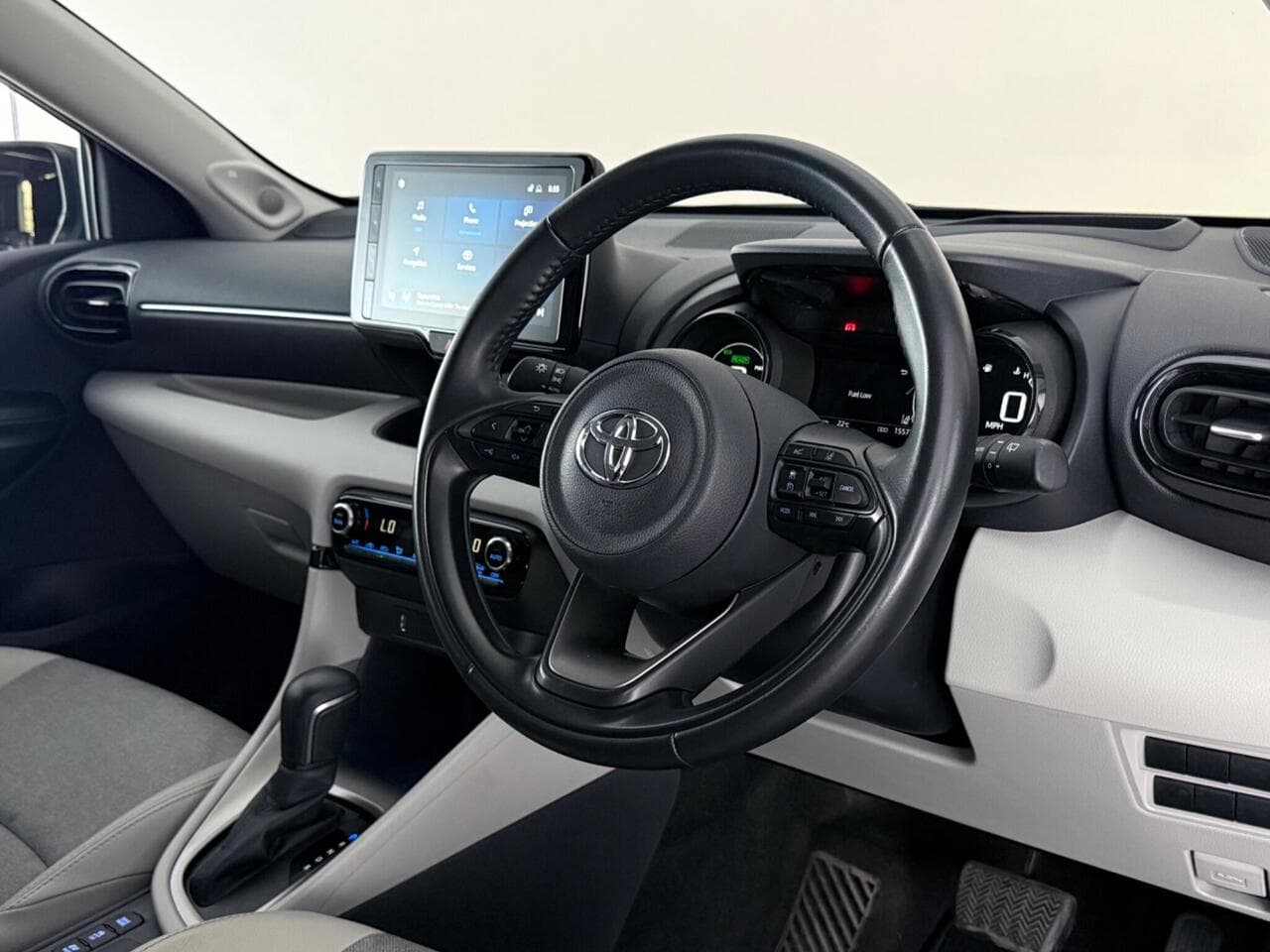 Toyota Yaris thumbnail Interior Front