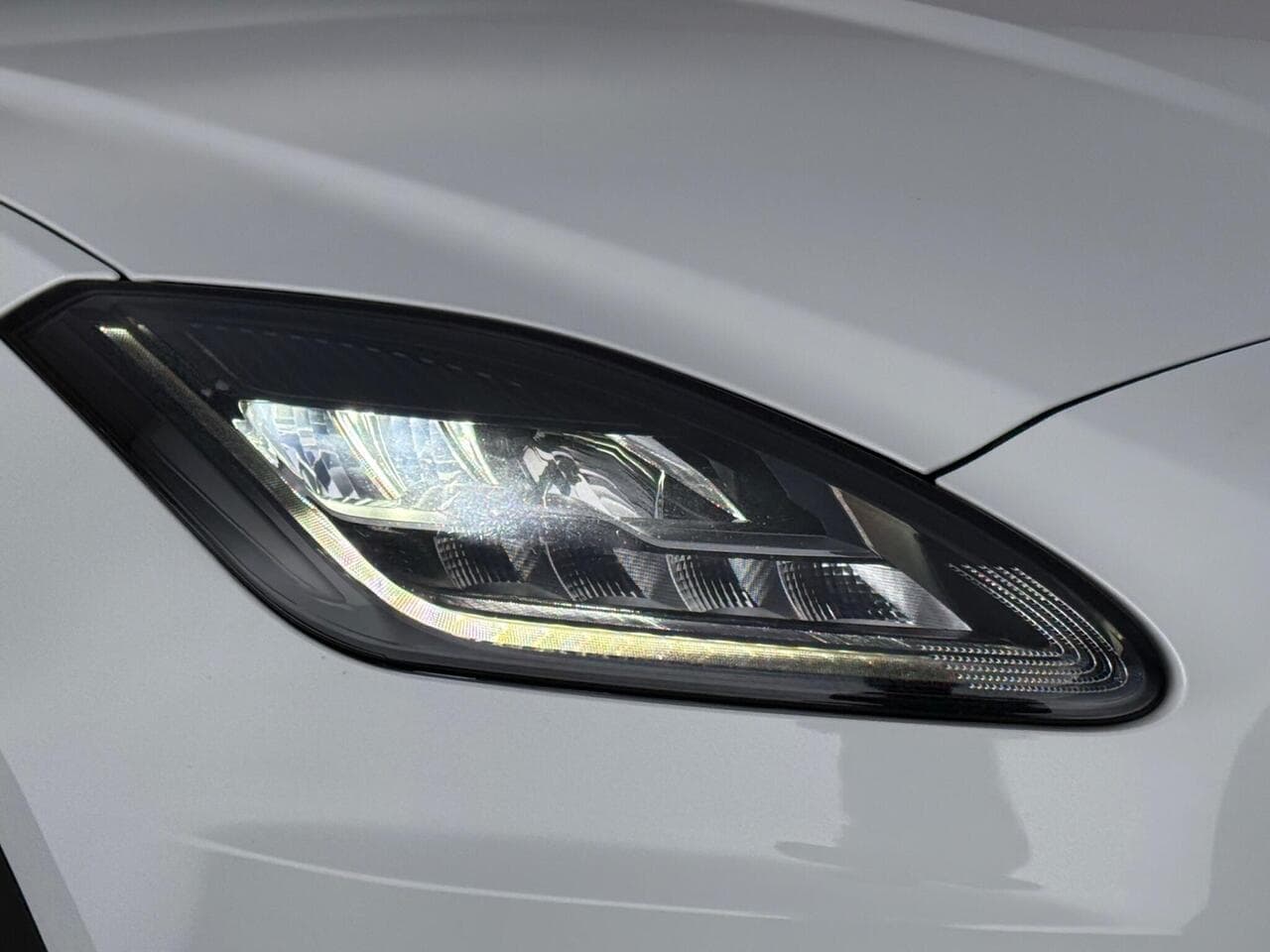 Jaguar E-PACE thumbnail Lights Front