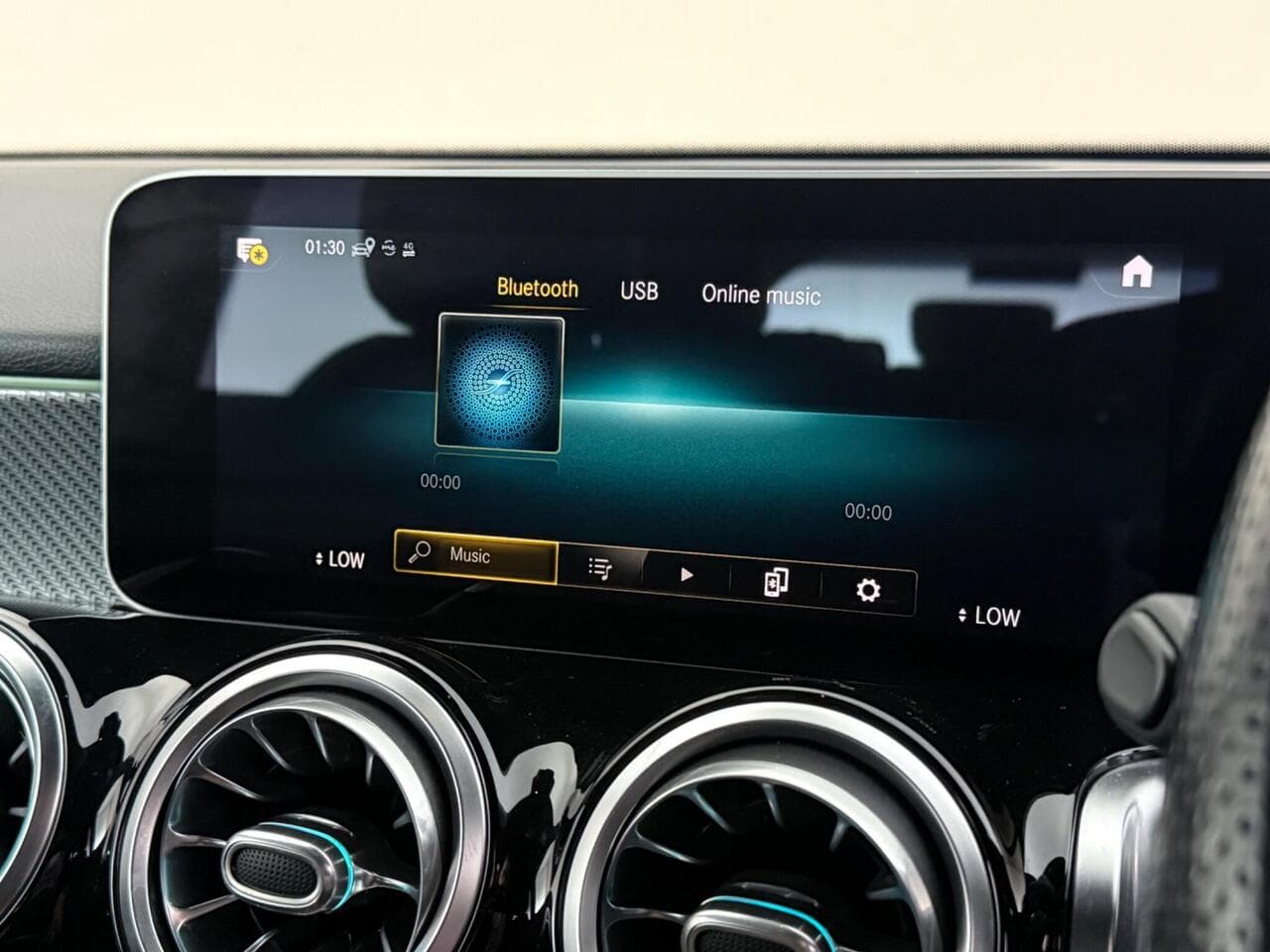 Mercedes-Benz GLB thumbnail Infotainment System