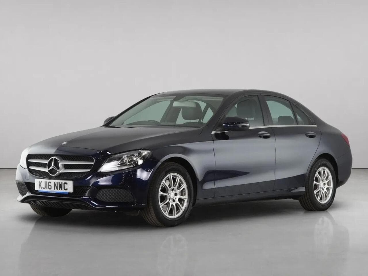 Mercedes-Benz C Class thumbnail Front Left