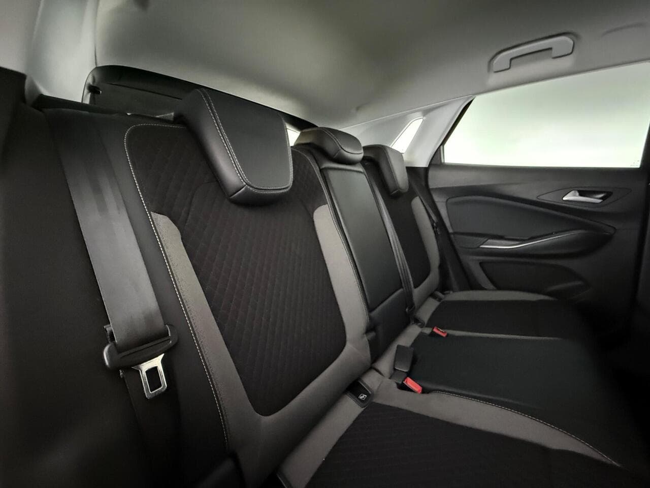 Vauxhall Grandland X thumbnail Seats Rear