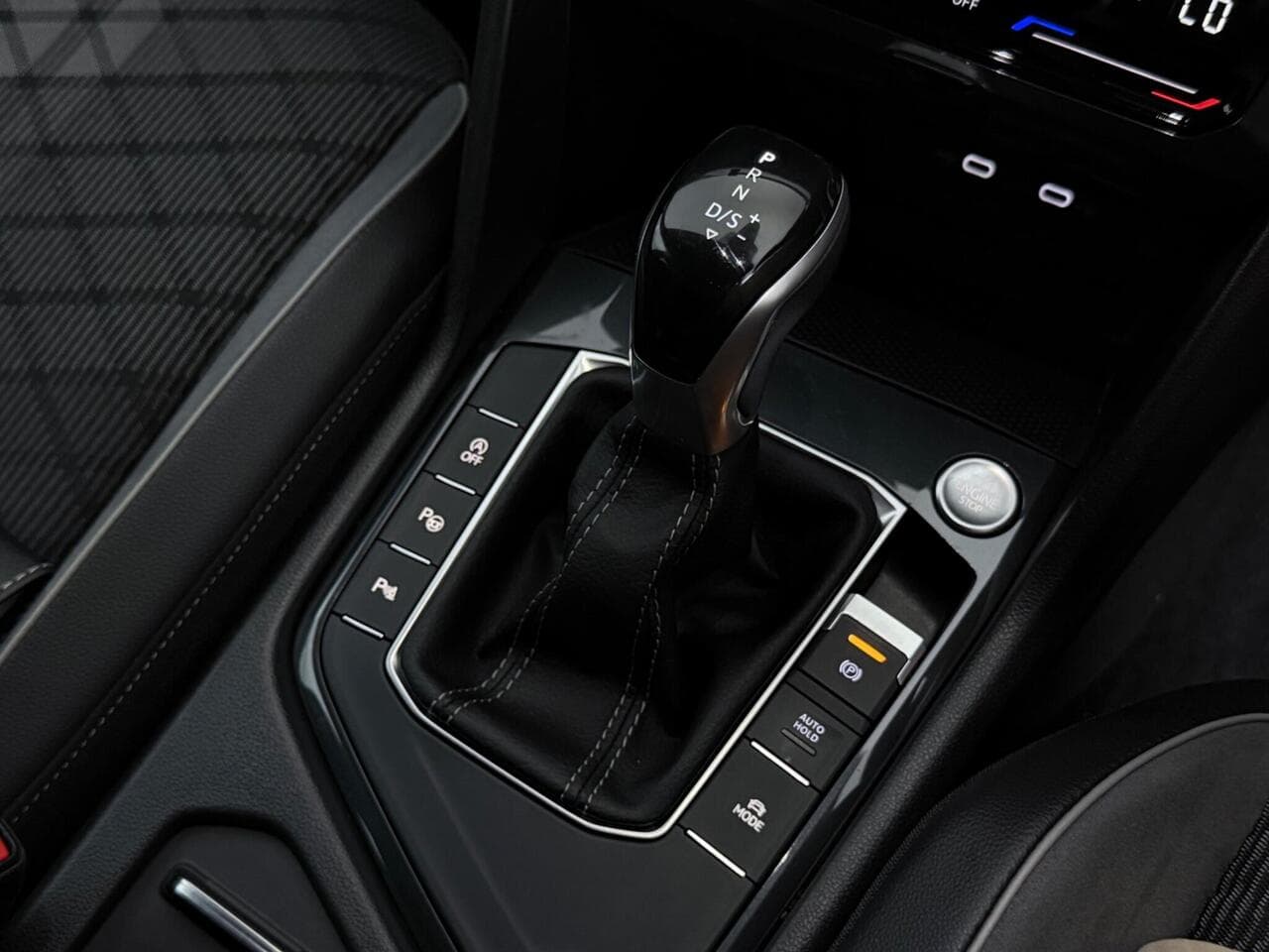 Volkswagen Tiguan thumbnail Interior Front
