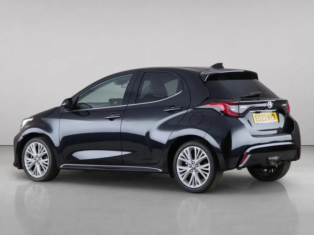 Toyota Yaris thumbnail Side Left