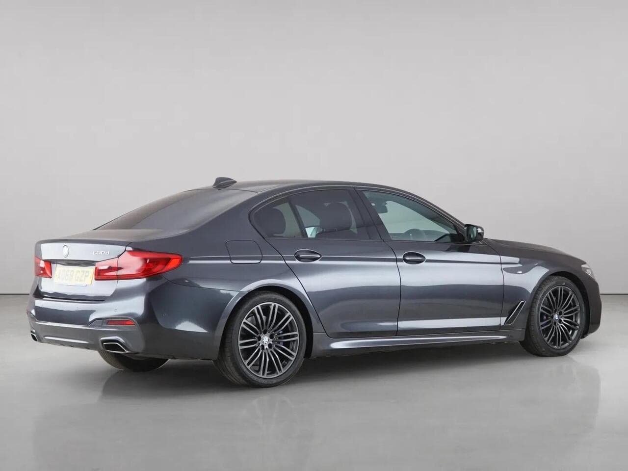 BMW 5 Series thumbnail Side Right