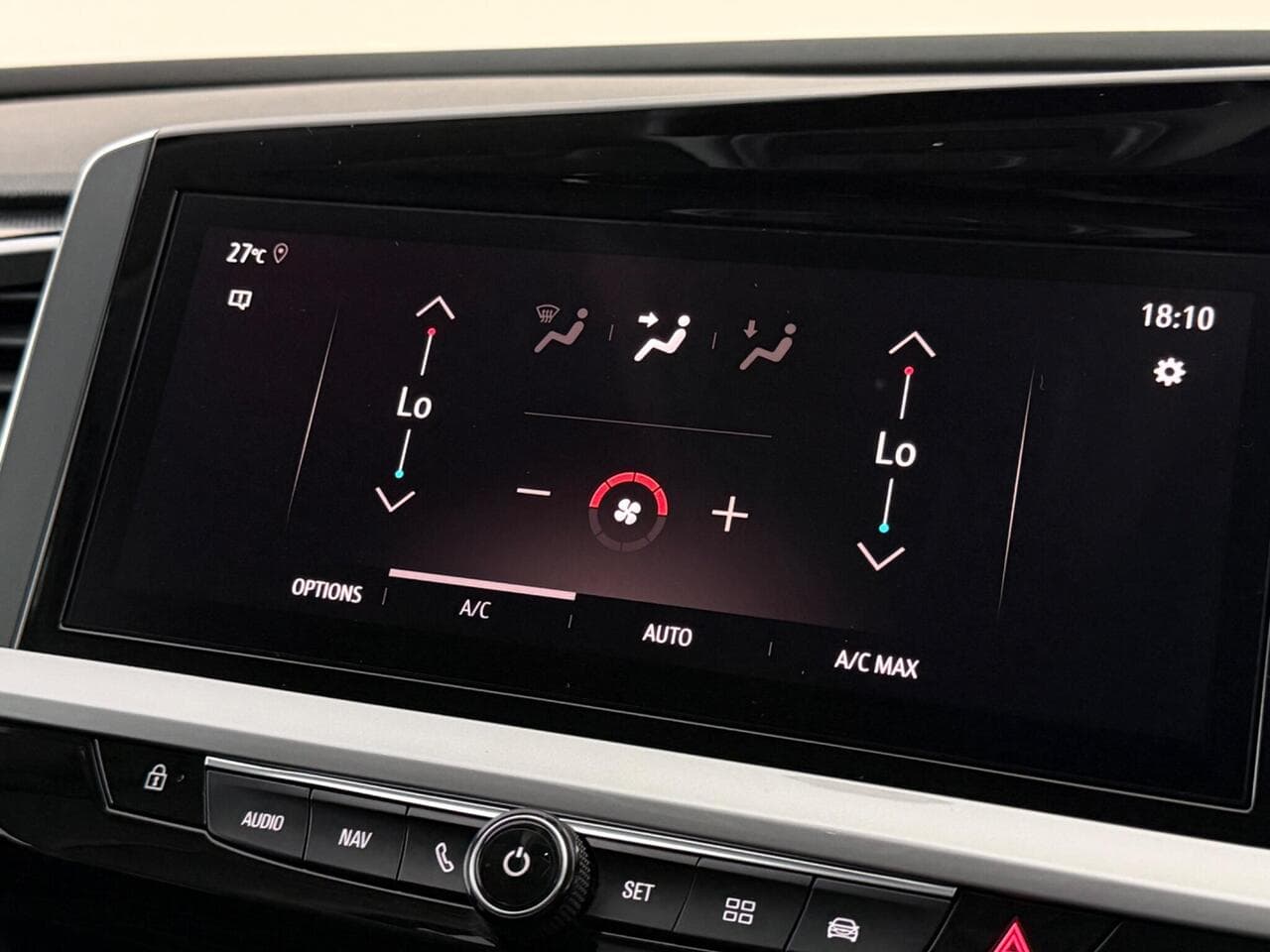 Vauxhall Grandland thumbnail Infotainment System