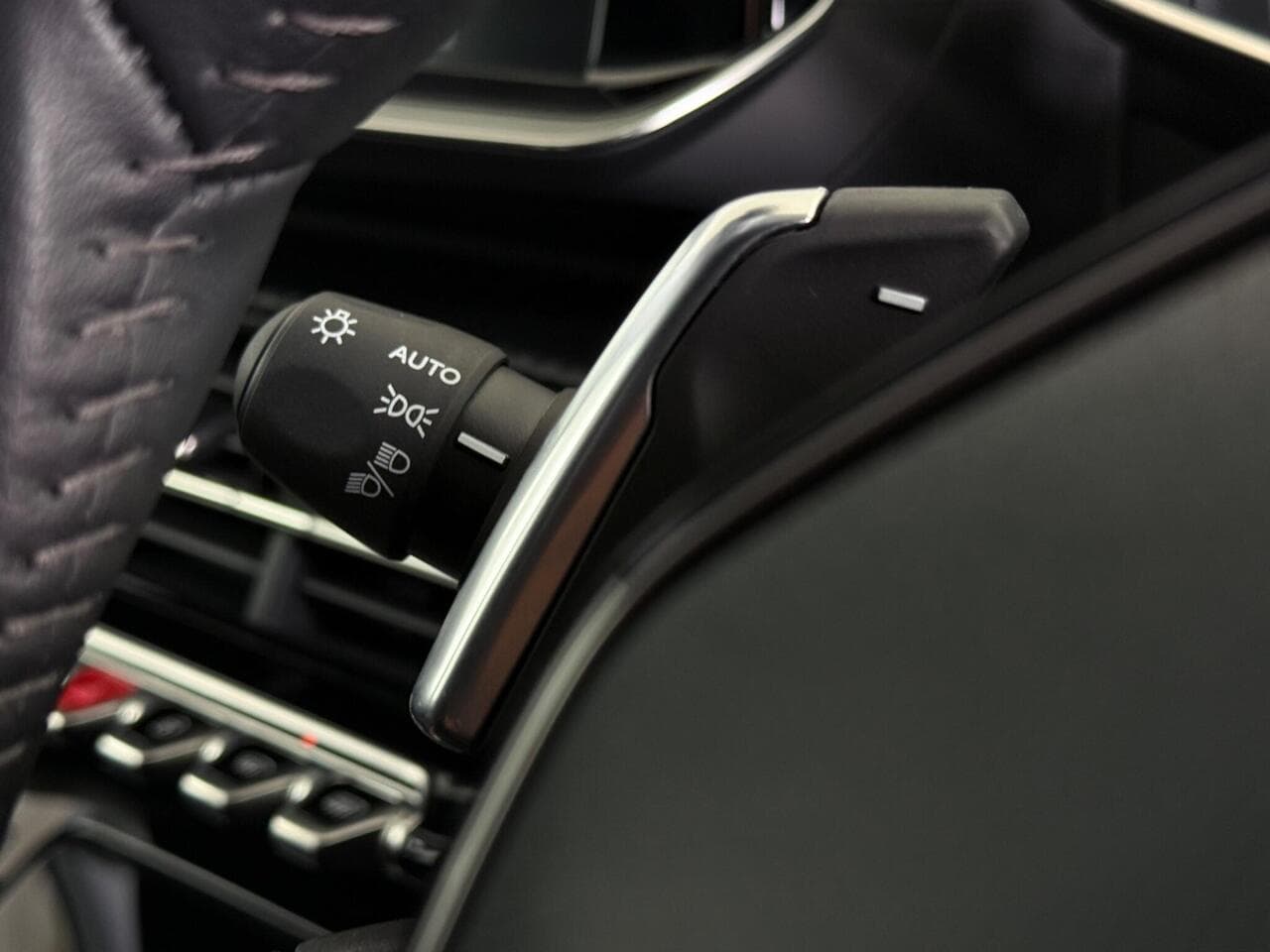 Peugeot 208 thumbnail Misc Controls
