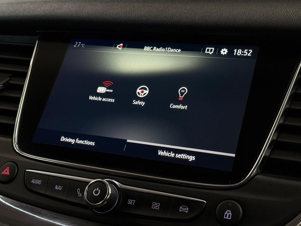 Vauxhall Grandland X thumbnail Infotainment System