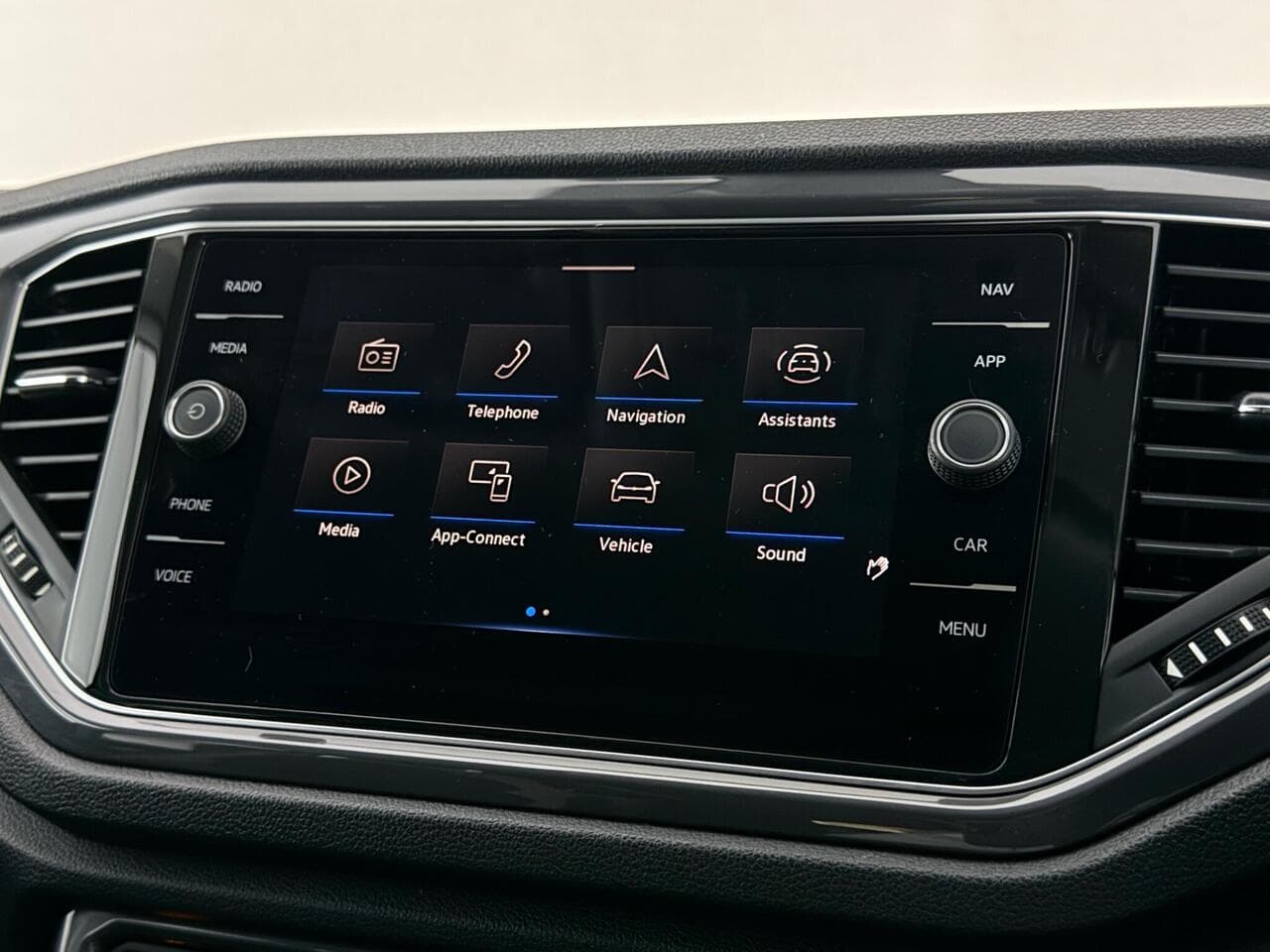 Volkswagen T-Roc thumbnail Infotainment System
