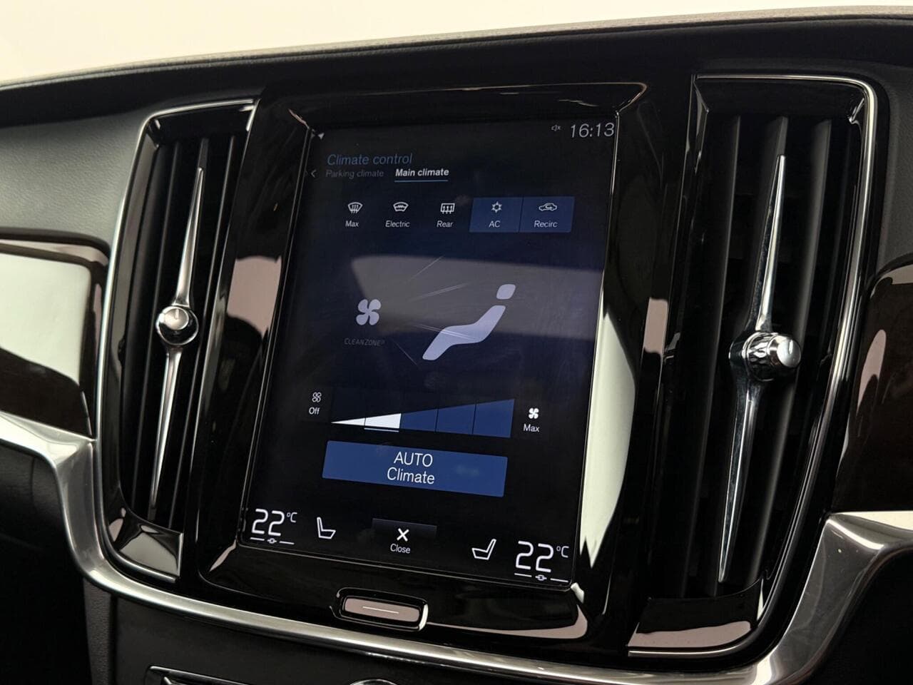 Volvo V90 thumbnail Infotainment System