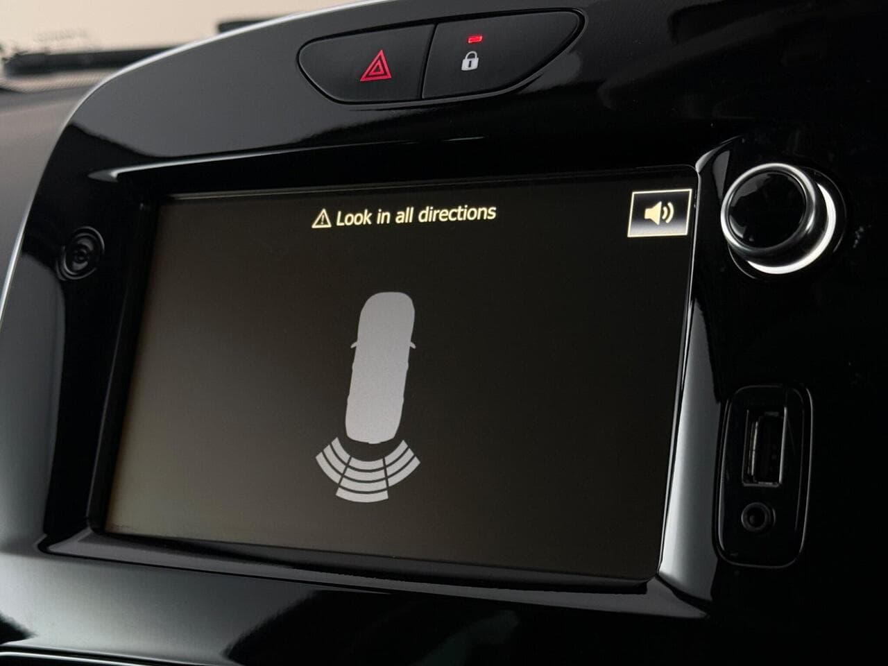 Renault Clio thumbnail Infotainment System